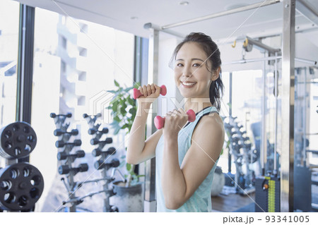 スポーツジムでトレーニングをする若い女性 93341005