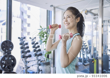 スポーツジムでトレーニングをする若い女性 93341006