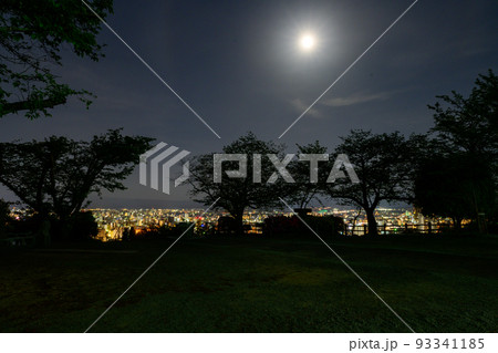 夜景(花岡山公園周辺から)「満月の熊本市夜景風景」観光名所：花岡山展望台からパノラマ景色 93341185