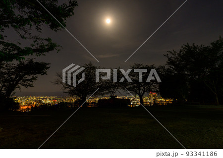 夜景(花岡山公園敷地内風景)「満月の熊本市夜景風景」観光名所：花岡山展望台からパノラマ景色 93341186