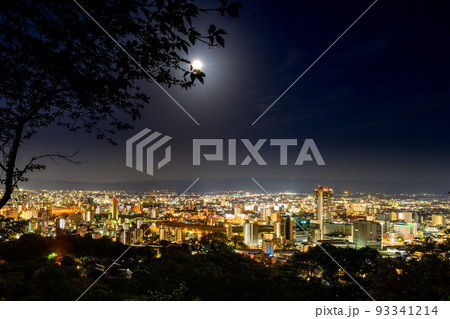 夜景(熊本市)「満月の熊本市夜景風景」観光名所:花岡山展望台からパノラマ景色 夜景(熊本市)「満月の熊本市夜景風景」観光名所:花岡山展望台からパノラマ景色 93341214