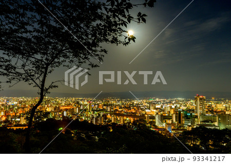夜景(熊本駅周辺)「満月の熊本市夜景風景」観光名所:花岡山展望台からパノラマ景色 夜景(熊本駅周辺)「満月の熊本市夜景風景」観光名所:花岡山展望台からパノラマ景色 93341217