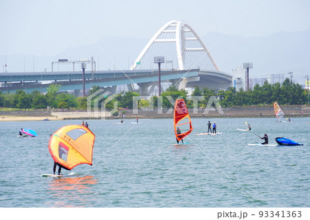 甲子園浜のウインドサーフィン（兵庫県西宮市） 93341363
