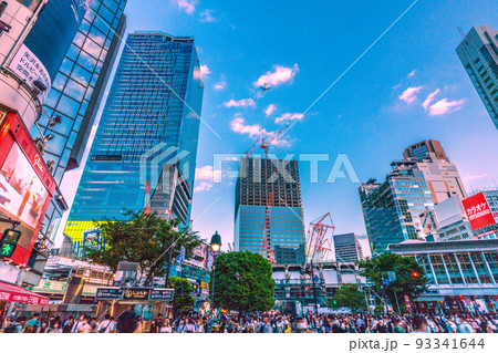 日本の東京都市景観 25万5534人全国最多。4週世界最多。東横解体工事や航空機＝8月18日、渋谷 93341644