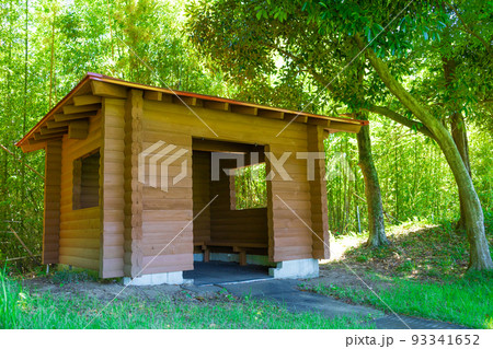 夏の日差しの中に建つゴルフ場の避難小屋・避雷小屋(千葉県木更津市) 夏の日差しの中に建つゴルフ場の避難小屋・避雷小屋(千葉県木更津市) 93341652