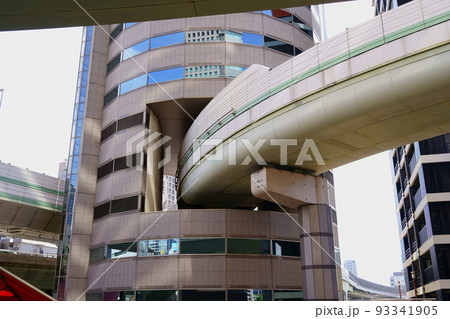 ビルを貫通する阪神高速道路(大阪市) ビルを貫通する阪神高速道路(大阪市) 93341905