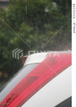 大雨、車のルーフで水が跳ねる 93342208
