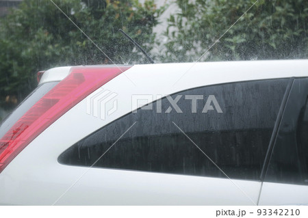 大雨、車のルーフで水が跳ねる 93342210