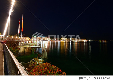 スイス・ジュネーブ。レマン湖の夜景。2022年8月15日撮影。 93343258