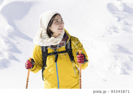 冬山登山をする若い女性　スノーシュー 93343871
