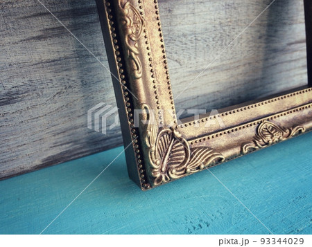 アンティークゴールドの額縁 93344029