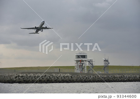 羽田空港 飛行機 D滑走路 離陸 東京都大田区 93344600