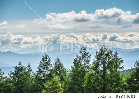 長野県ビーナスラインからの風景、御嶽山と青空と白い雲【8月】 93344681