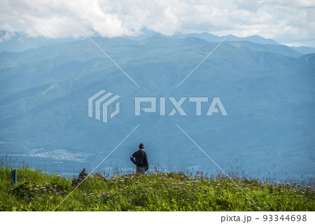 長野県ビーナスラインからの風景、南アルプスと青空と白い雲【8月】 93344698