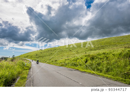 長野県ビーナスラインからの風景、霧ヶ峰と青空と白い雲【8月】 93344717