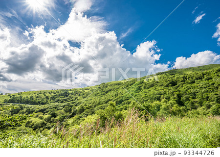 長野県ビーナスラインからの風景、霧ヶ峰と青空と白い雲【8月】 93344726