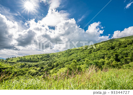 長野県ビーナスラインからの風景、霧ヶ峰と青空と白い雲【8月】 93344727