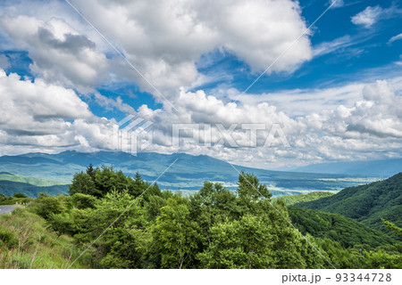 長野県ビーナスラインからの風景、霧ヶ峰と青空と白い雲【8月】 93344728