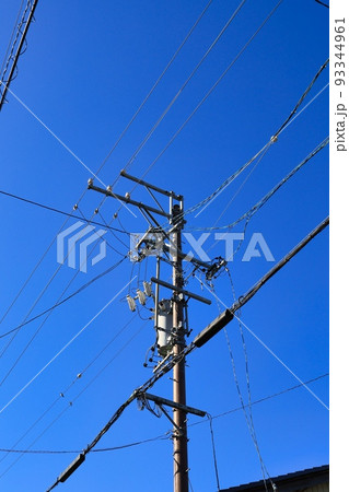雲が浮かぶ綺麗な青空と電柱と電線 93344961