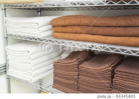 メタルラックに並べたタオル 93345805