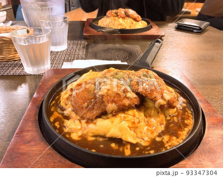 アツアツのオムライスで満腹 93347304