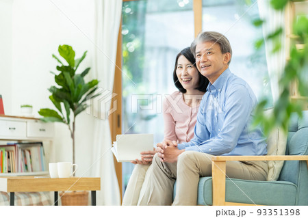 ミドル夫婦　団欒 93351398