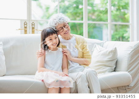 リビングで過ごす孫とおばあちゃん 93351455
