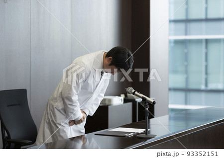 謝罪会見をする白衣の男性 医師 医者 謝罪会見をする白衣の男性 医師 医者 93352151