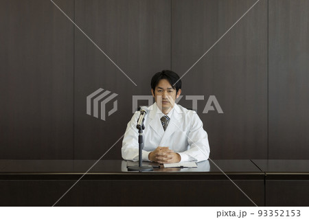 会見をする白衣の男性 医師 研究者 会見をする白衣の男性 医師 研究者 93352153