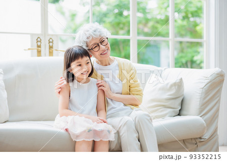 リビングで過ごす孫とおばあちゃん リビングで過ごす孫とおばあちゃん 93352215