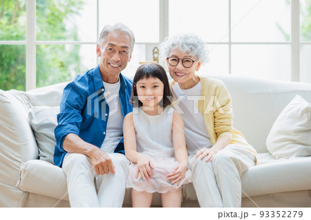 リビングでくつろぐシニア夫婦と孫 リビングでくつろぐシニア夫婦と孫 93352279