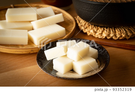 一口大にした角餅　餅を小さくして窒息事故予防　喉に詰まらないよう小さく 93352319