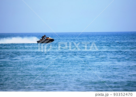 水上バイクを楽しむ風景 93352470