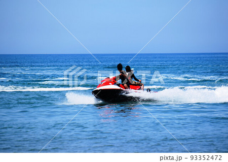 水上バイクを楽しむ風景 93352472
