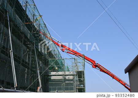 施工中の建設工事現場 93352480