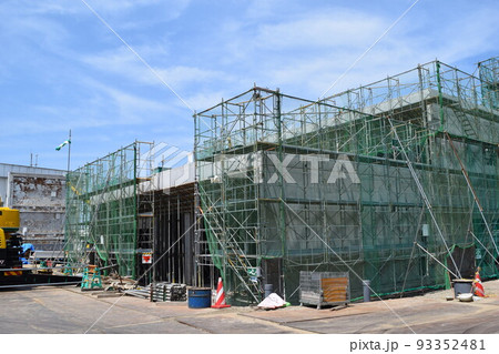 施工中の建設工事現場 93352481