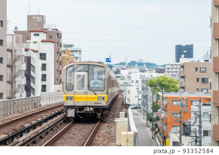 【東山線】駅へ到着する列車 93352584