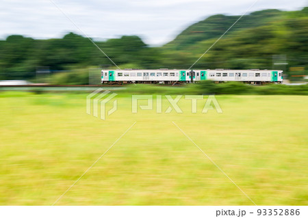 【牟岐線】田園風景を通過する早朝の列車 【牟岐線】田園風景を通過する早朝の列車 93352886