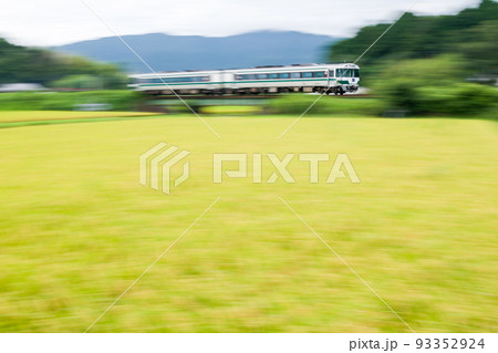 【牟岐線】田園風景を通過する早朝の特急列車 【牟岐線】田園風景を通過する早朝の特急列車 93352924