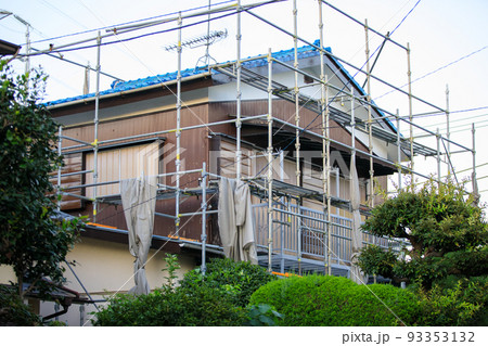 住宅の外壁塗装のための足場 93353132