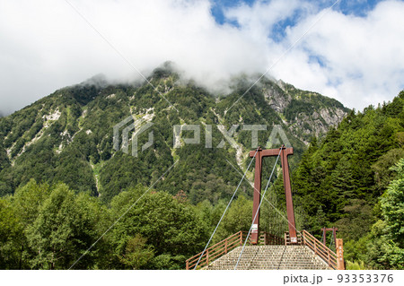 〔長野県松本市・9月〕奥上高地　横尾山荘からの眺め　横尾大橋と雲の中の目的地・穂高連峰 93353376