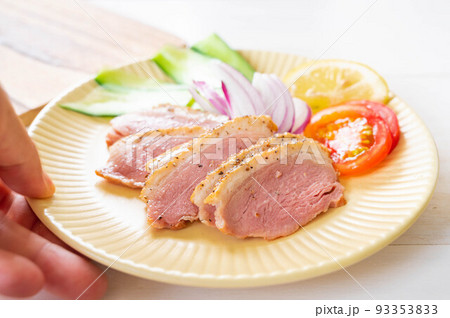 差し出した鴨のパストラミ 93353833