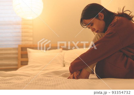 寝室にいる寂しそうな女性 93354732