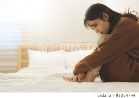 寝室にいる寂しそうな女性 93354744
