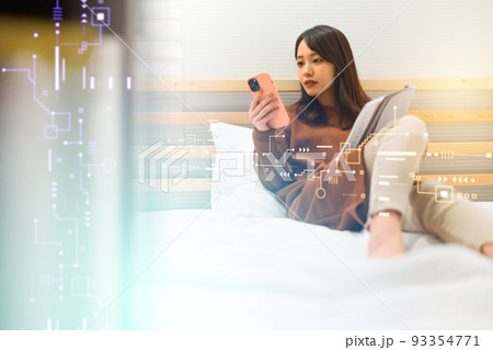 寝室にいる女性 93354771