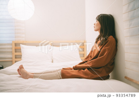 寝室にいる寂しそうな女性 93354789