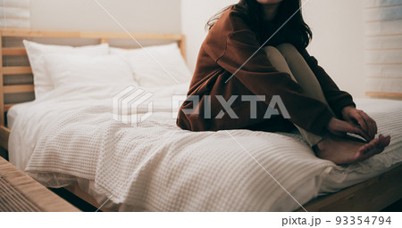 寝室にいる寂しそうな女性 93354794