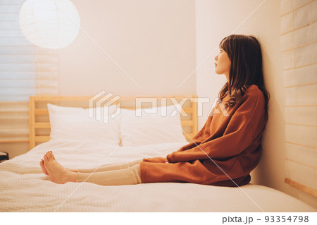 寝室にいる寂しそうな女性 93354798