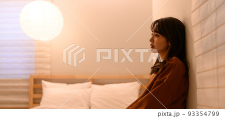 寝室にいる寂しそうな女性 93354799