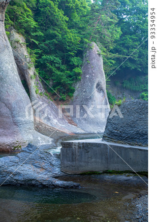 吹割渓谷 奇岩 吹割の滝付近 初夏の風景 吹割渓谷 奇岩 吹割の滝付近 初夏の風景 93354954